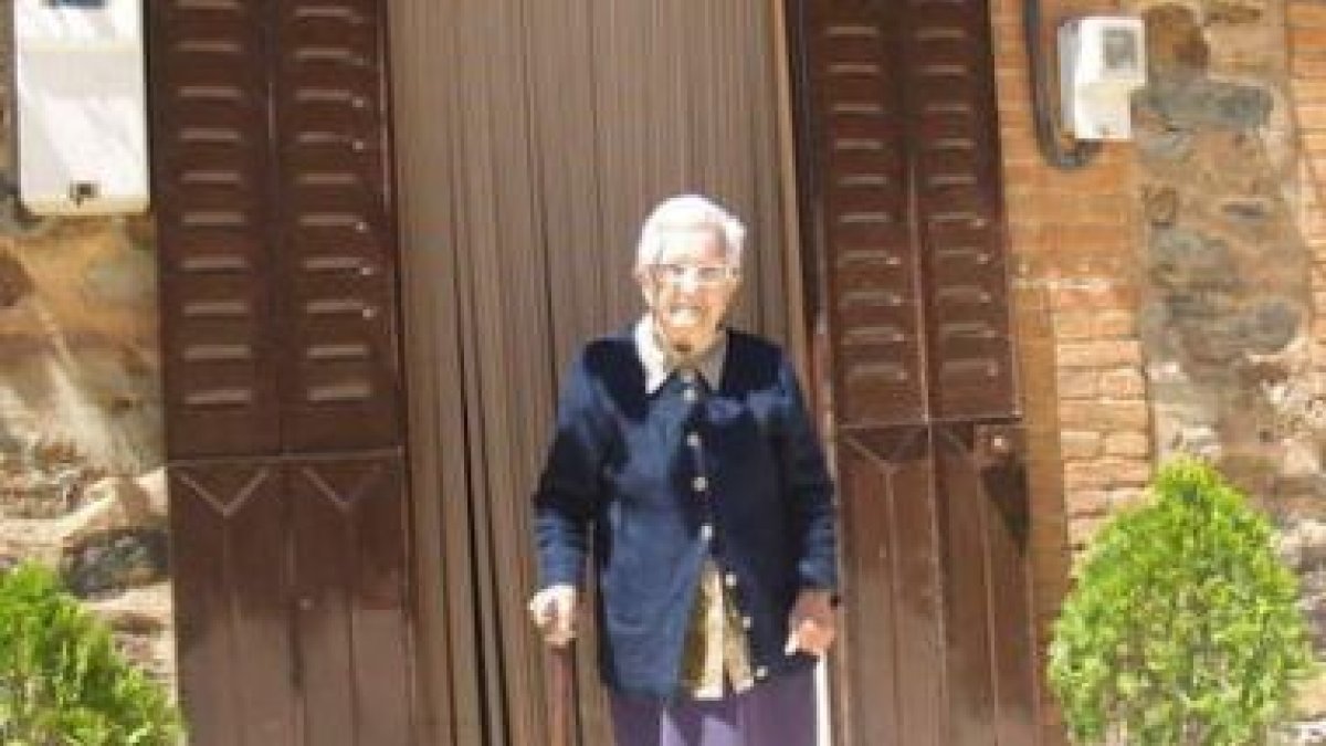 Francisca Prieto, en su vivienda de Viforcos.