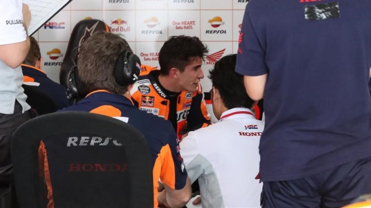 El tricampeón de MotoGP, el catalán Marc Márquez (Honda), conversa hoy con su equipo técnico las sensaciones que le transmite la moto.