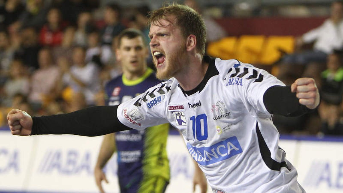 Diego Piñeiro celebra un gol en el Palacio con el Abanca Ademar. SECUNDINO PÉREZ