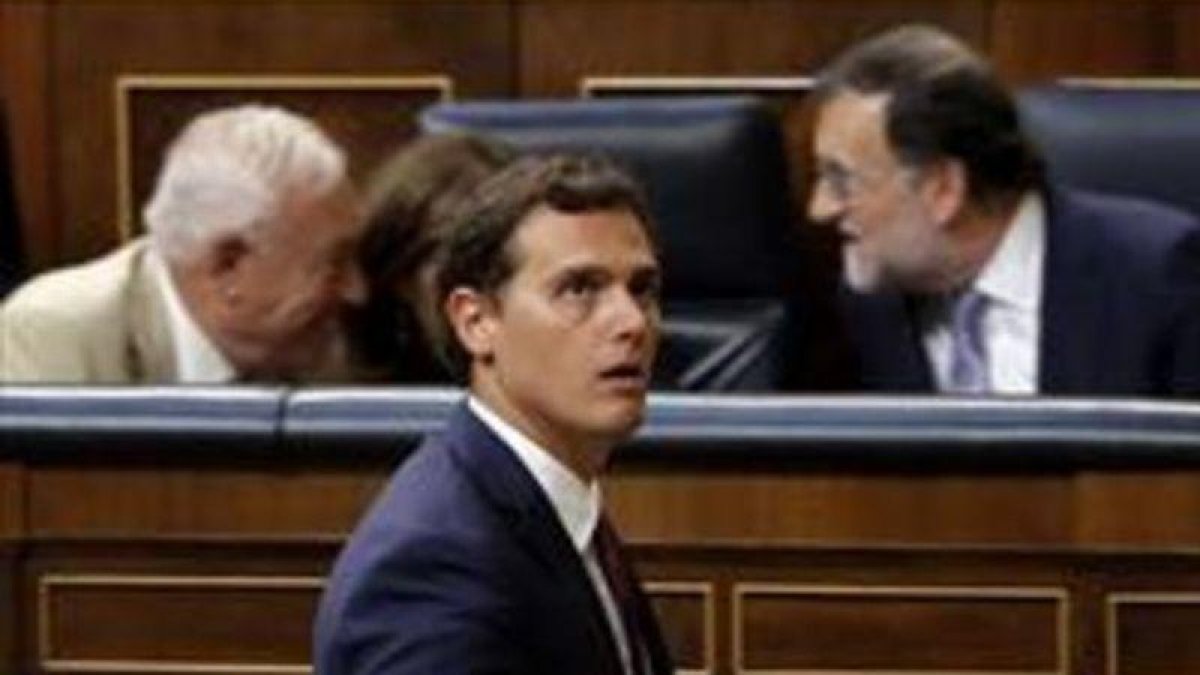 El presidente de C's, Albert Rivera, pasa por delante de la bancada del PP.