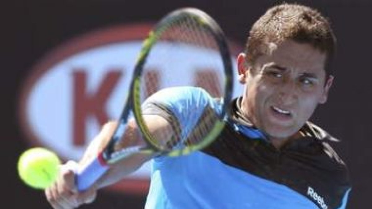 Nicolás Almagro devuelve la bola al ruso Igor Andreev.