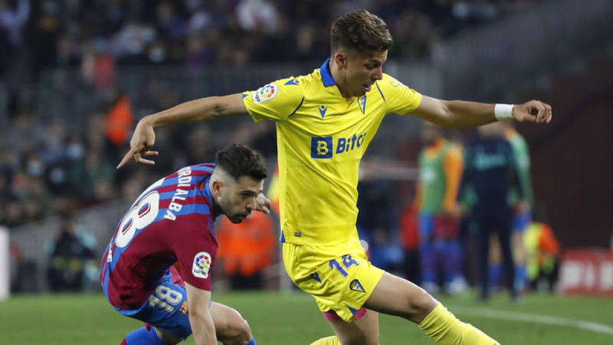 El centrocampista del Cádiz CF Iván Alejo, a la derecha, se escapa de Jordi Alba. ANDREU DALMAU