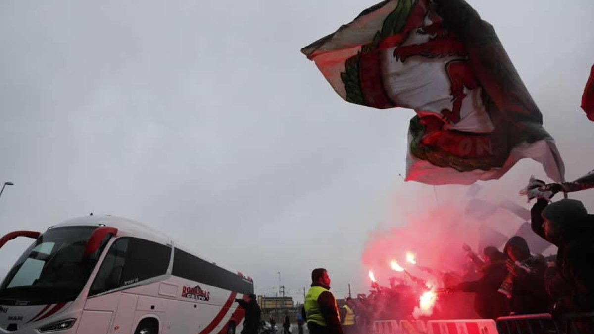 La afición culturalista recibe a su equipo a su llegada al Reino de León.