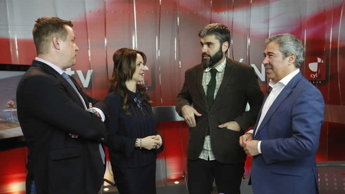 Germán Gavela, Silvia Clemente, Roberto Núñez y Joaquín S. Torné, durante la grabación de la tertulia El Filandón. RAMIRO