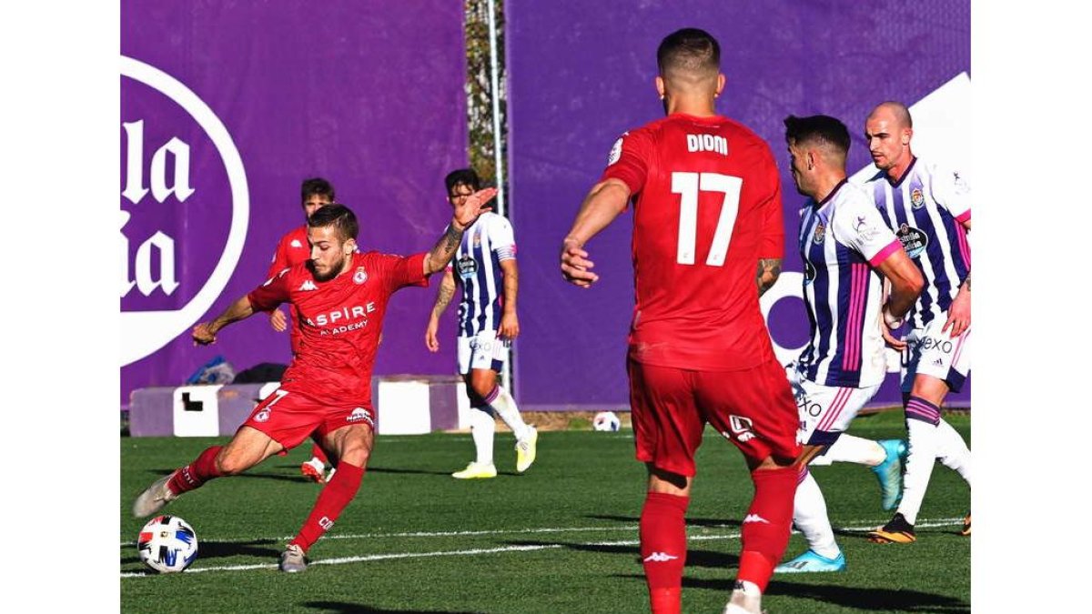 La imagen muestra como el culturalista Pipo adelanta a su equipo en el marcador en el campo anexo al Nuevo José Zorrilla. MARTA GEA