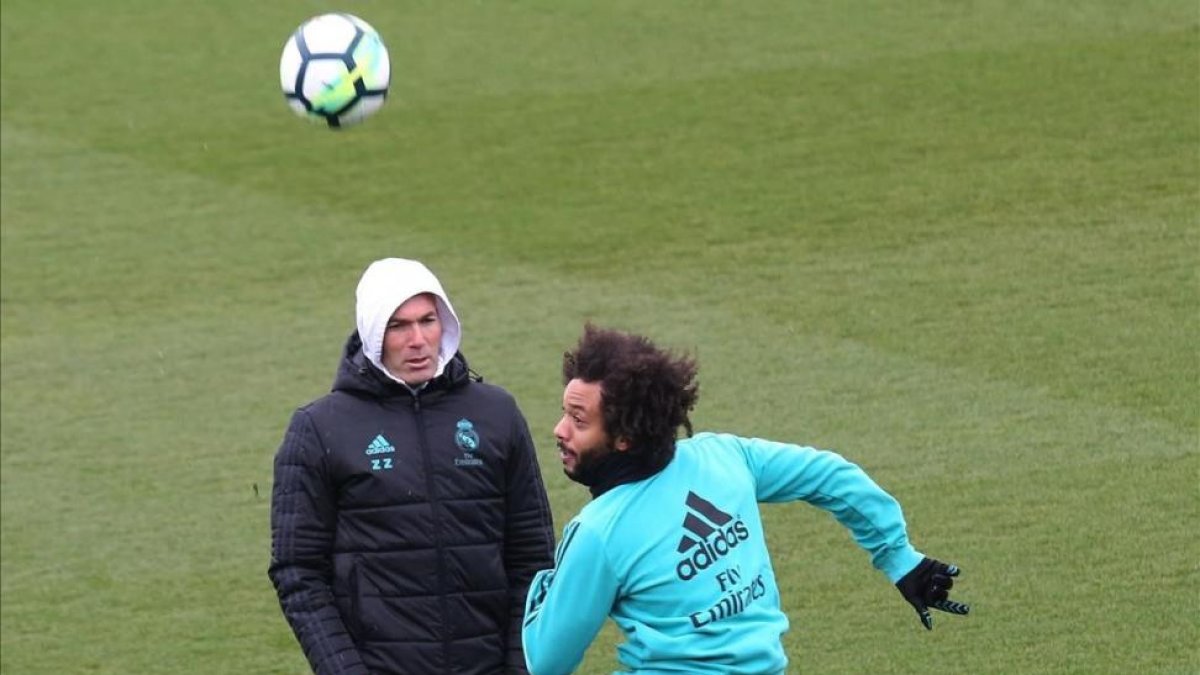 Zidane observa a Marcelo durante el entrenamiento de este viernes en Valdebebas.