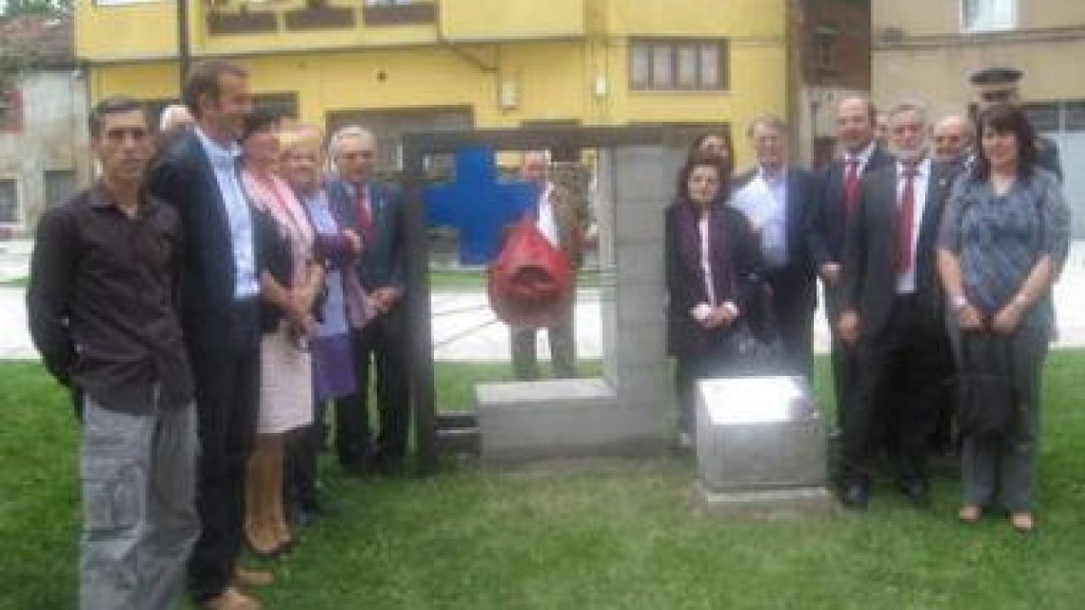 Autoridades y responsables de la asociación, ante el monolito de homenaje a los donantes.