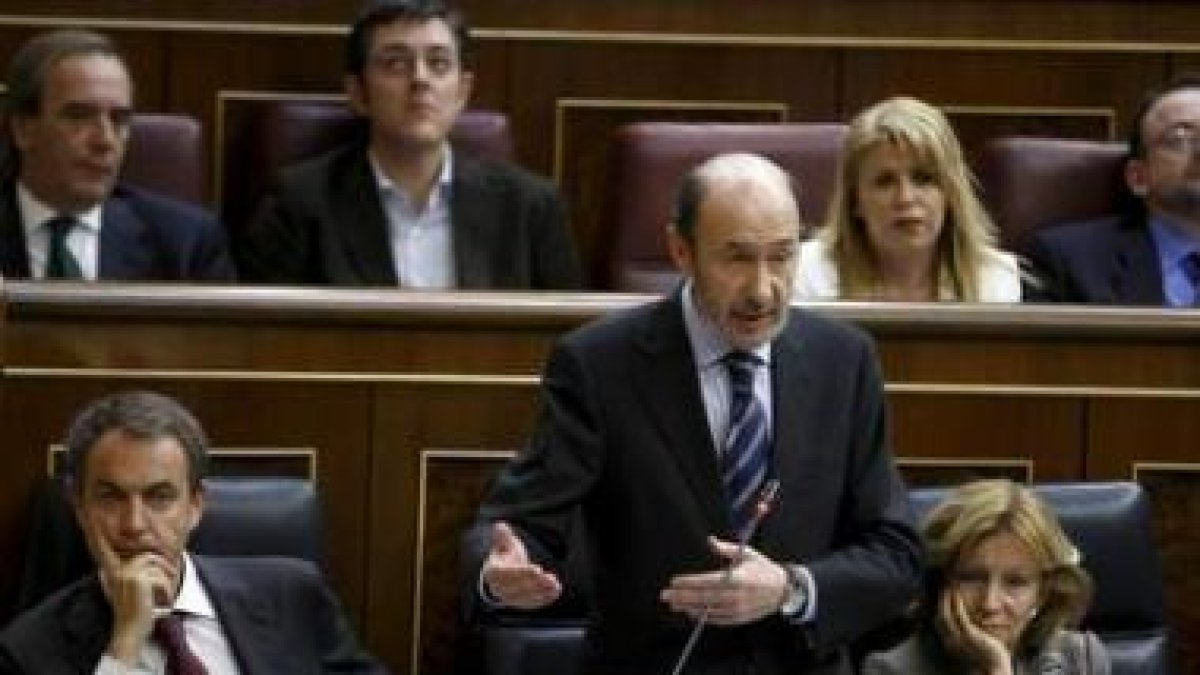 Rubalcaba, en la sesión de control al Gobierno escoltado por Zapatero y Salgado.