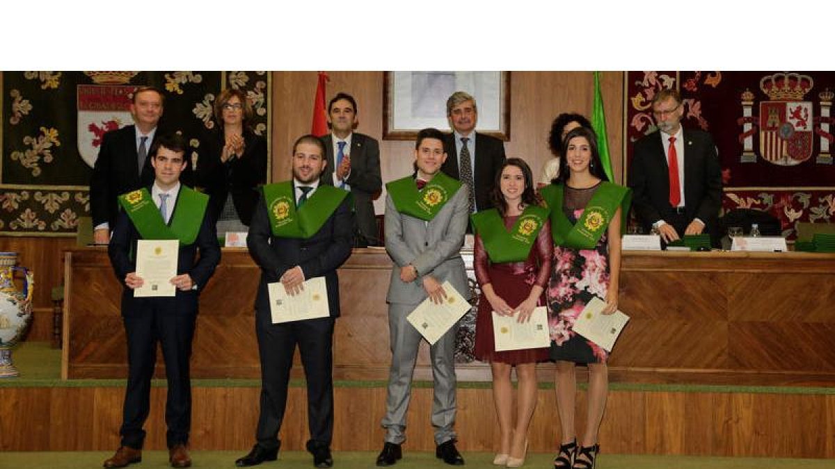 Dos momentos de la fiesta de Veterinaria, ayer. SECUNDINO PÉREZ