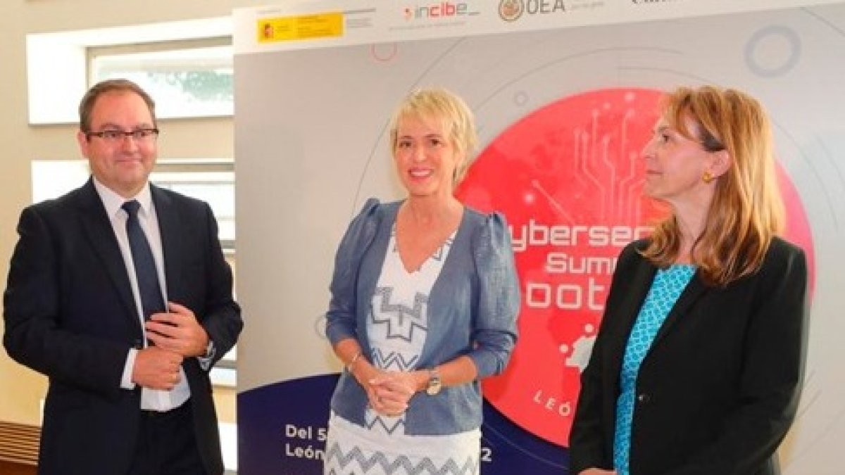 El director del Instituto Nacional de Ciberseguridad, Félix Barrio, junto a la secretaria de Estado y la representante de la OEA en el Cibersecurity Summer Bootcamp. RAMIRO