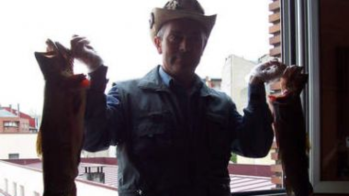 Antonio Requejo, un experimentado pescador de Ponferrada, capturó estas dos truchas.