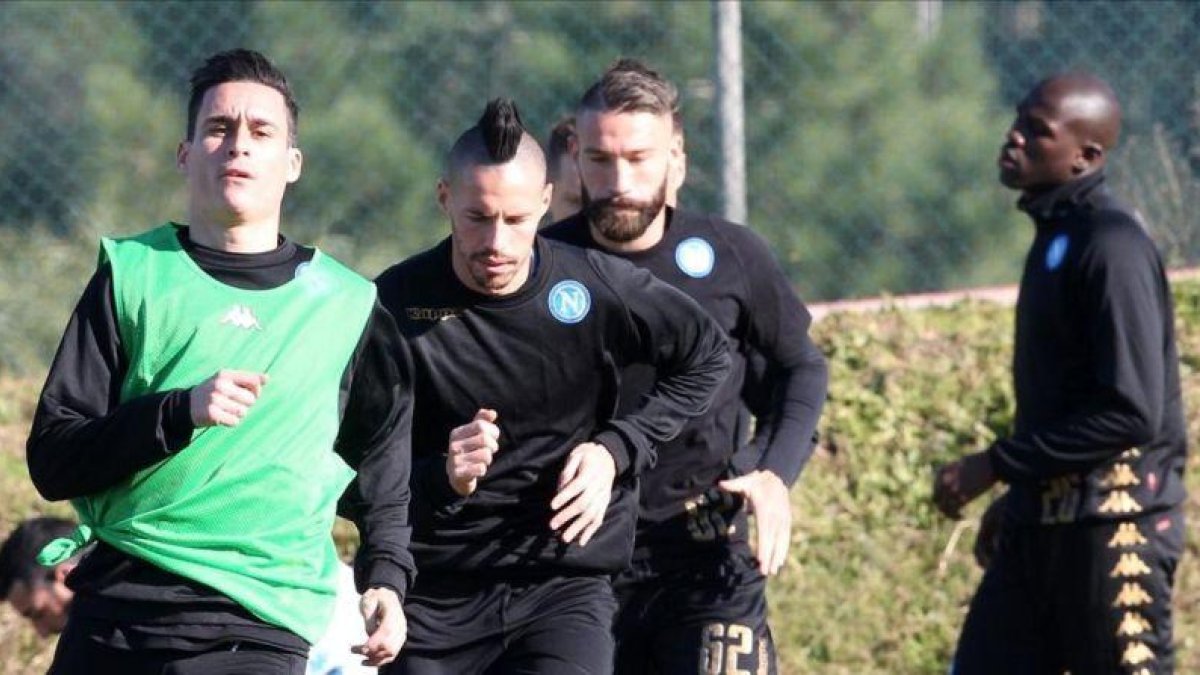 Callejón, en primer plano, seguido de Hamsik, en el entrenamiento del Nápoles de este lunes.