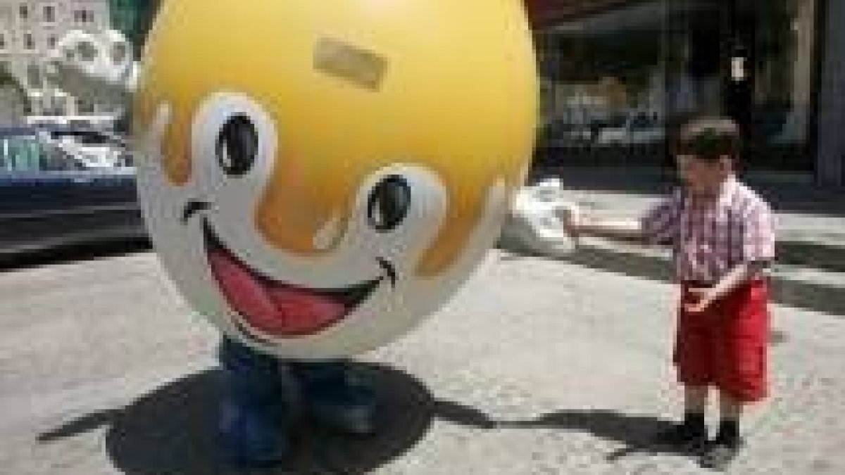Un momento de la visita del autobús del huevo a la Plaza de San Marcelo
