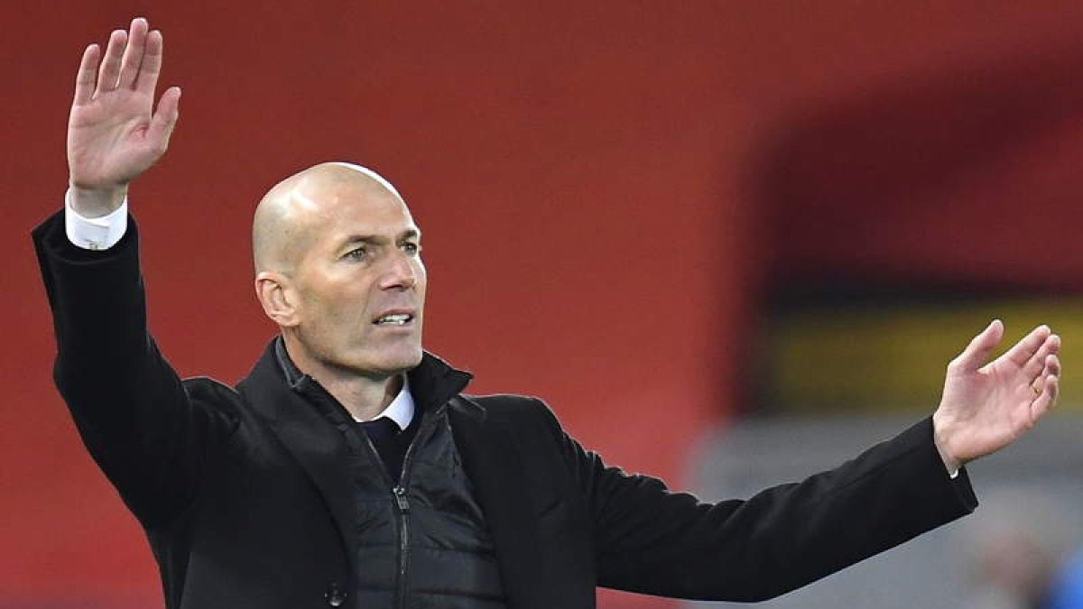 Zidane cerró ayer su tercera etapa en el Real Madrid, la segunda como entrenador. POWELL
