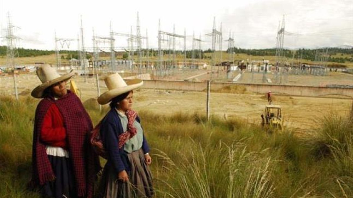 Campesinas junto a la subestación Cajamarca en Perú de Abengoa.