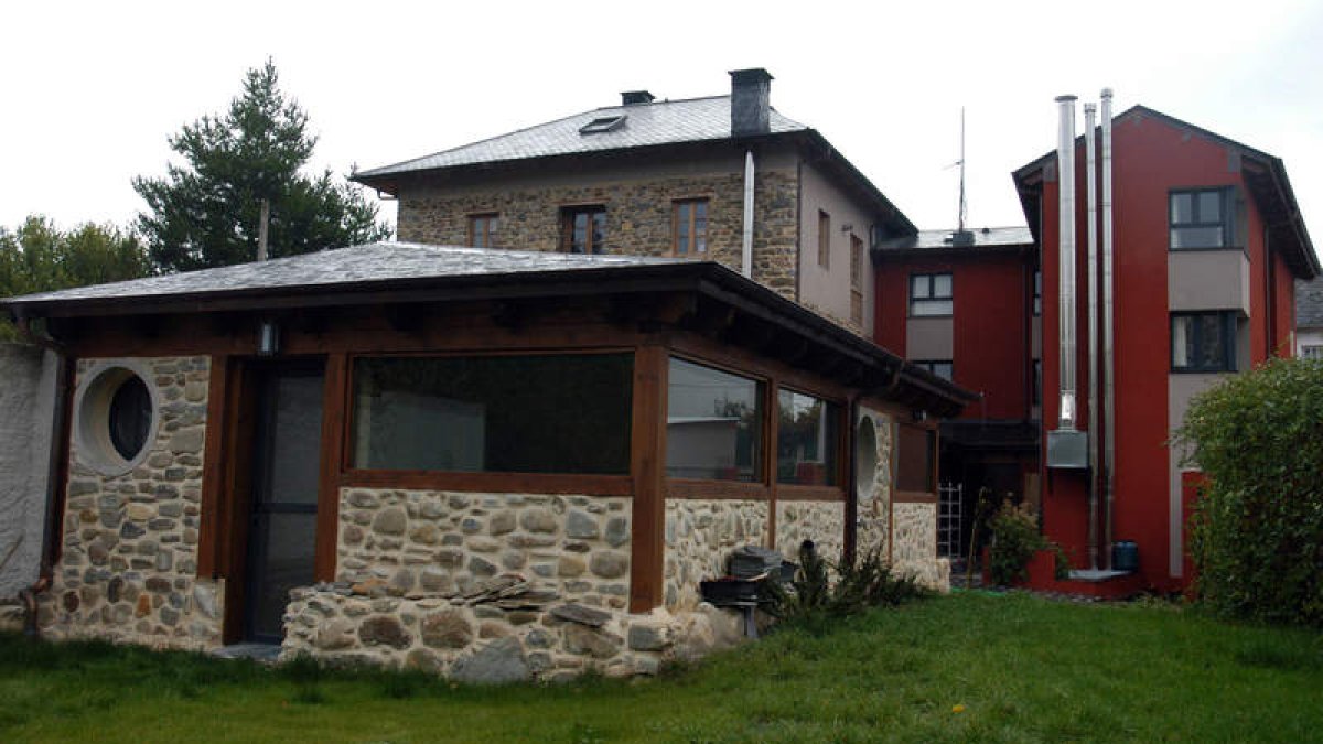 Fachada, habitación, salón, corredor y comedor de La Tronera, en Villadepalos