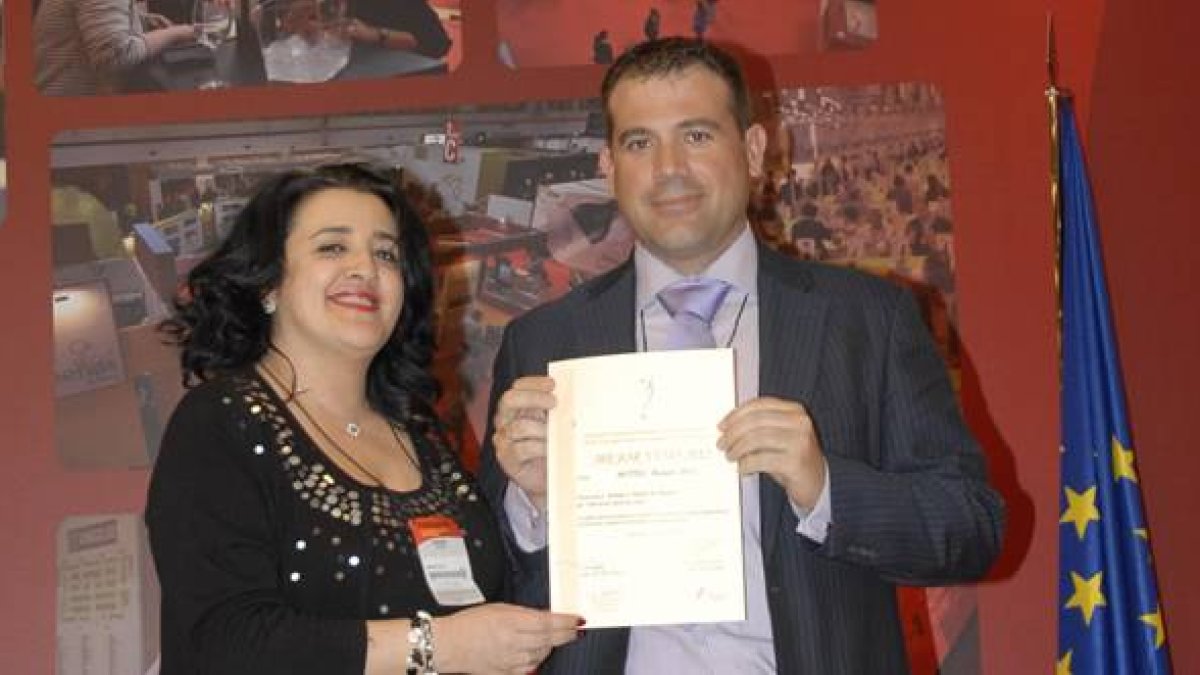 Pedro González, de Leyenda del Páramo, recoge un galardón.