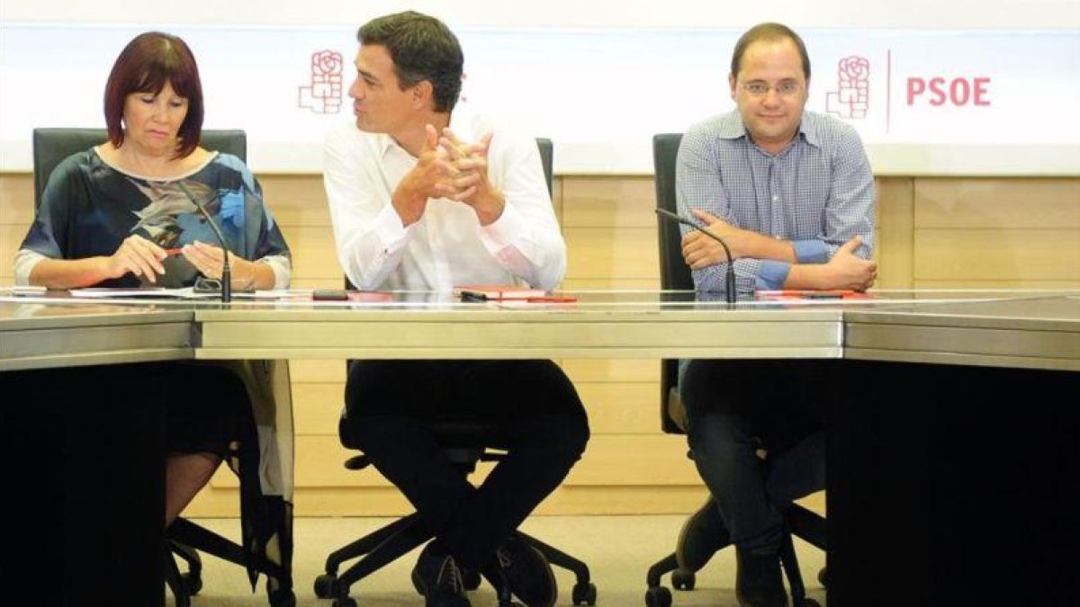 Pedro Sánchez con Micaela Navarro y César Luena, en la reunión de la ejecutiva, en Madrid.