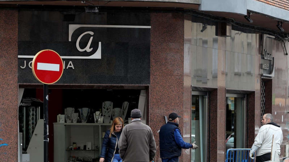 Estado en el que quedó la joyería tras la retirada del coche. ANA F. BARREDO