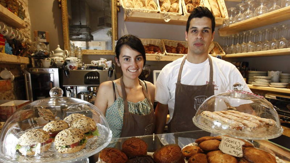 Nonia Villa y Edu Pérez en su coqueto local de‘Mucha Miga’.