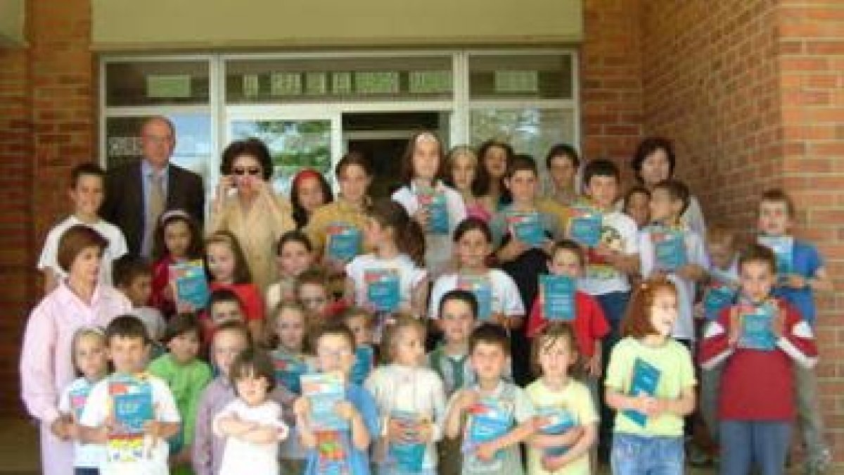 Los alumnos del colegio de El Burgo Ranero muestran su segundo libro.
