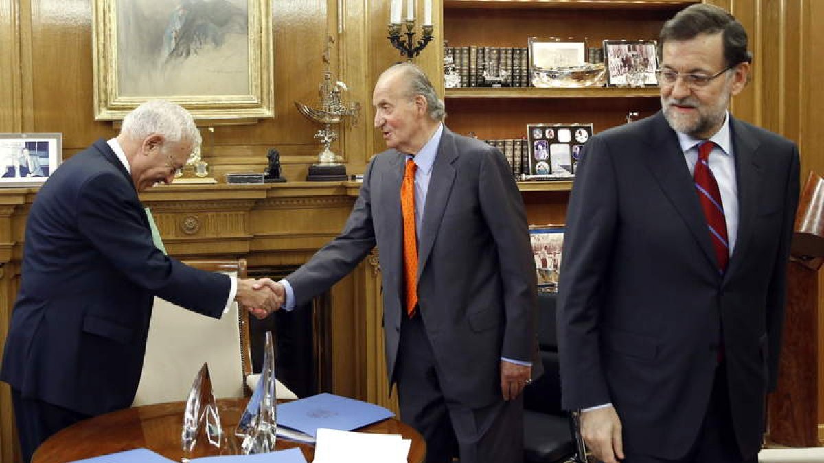 García Margallo saluda al monarca en presencia de Mariano Rajoy.