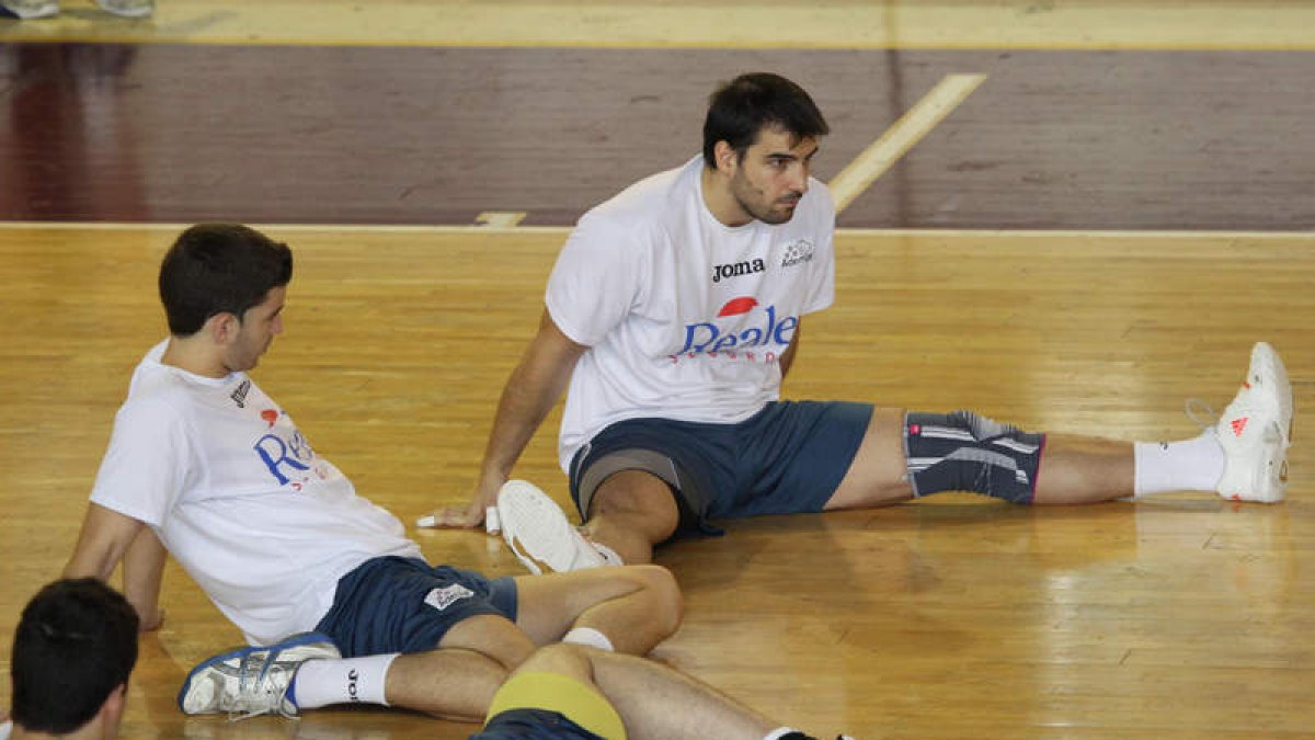Los jugadores del Ademar durante el entrenamiento que realizaron en la tarde de ayer.