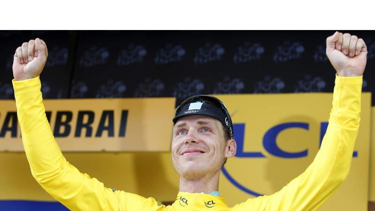 El alemán Tony Martin viste el maillot amarillo de líder.