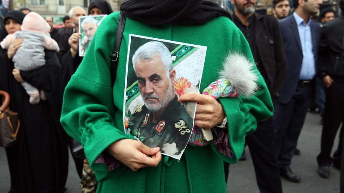 Una mujer sostiene una imagen de Soleimani, ayer, en Teherán.