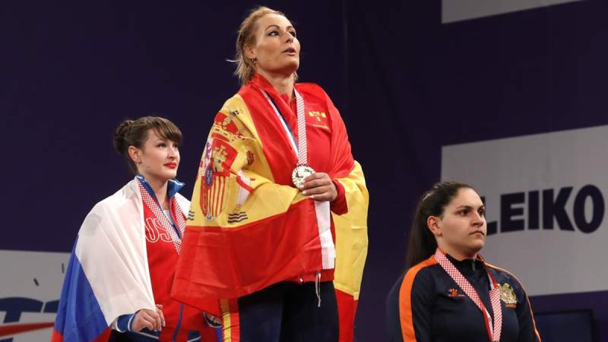 Valentín en lo más alto del podio de Split como la campeona de Europa; debajo durante la competición en la que participó ayer. ANTONIO BAT