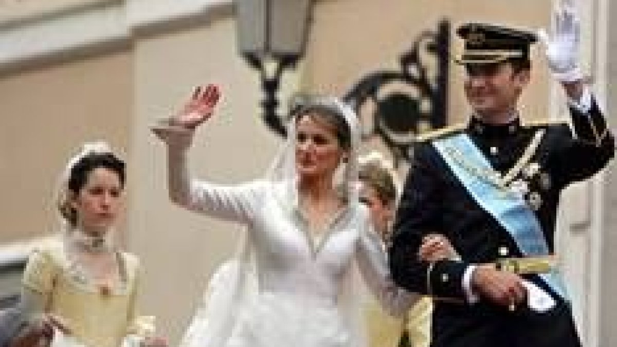 Los Príncipes saludan a la gente que se congregó a la salida de la Almudena