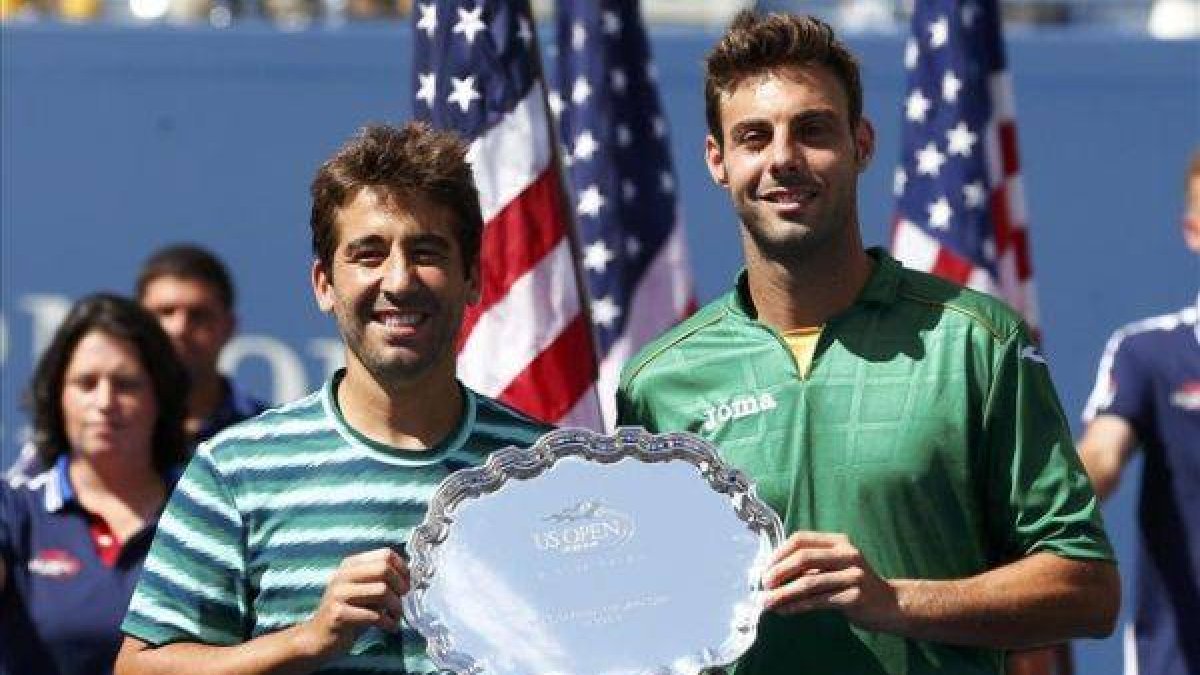 Marc López (Izquierda) y Marcel Granollers, con el trofeo de subcampeones del Abierto de Estados Unidos.