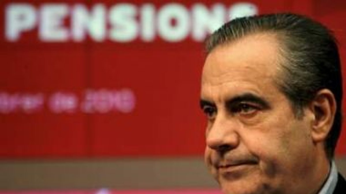 El ministro de Trabajo e Inmigración, Celestino Corbacho, durante una charla informativa.