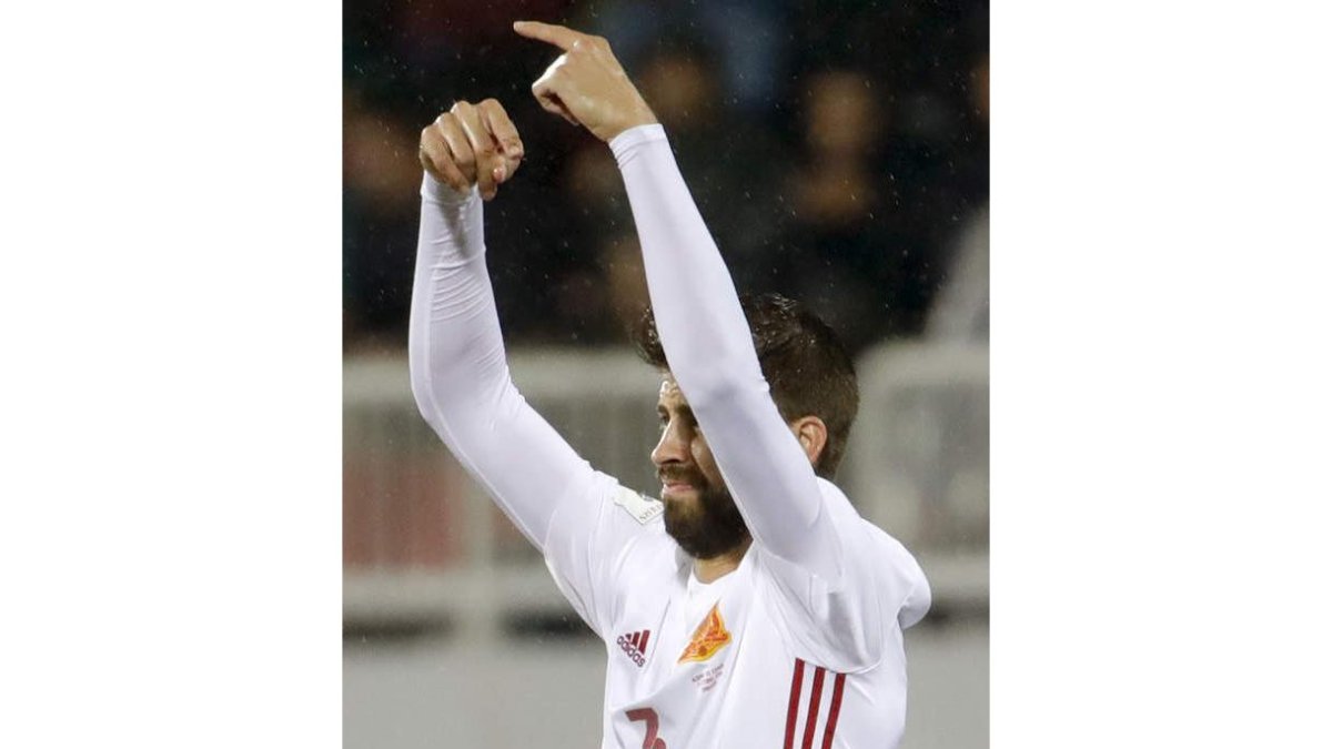 Gerard Piqué durante el partido ante Albania de clasificación del Mundial de Rusia de 2018. JUANJO MARTÍN
