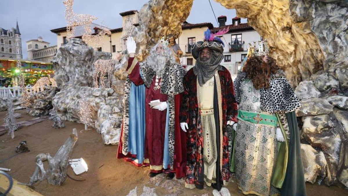 Los tres Magos de Oriente, instantes después de adorar al niño en el portal del Belén de la Plaza de San Marcelo.