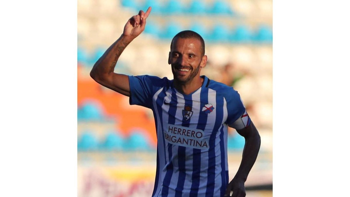 Yuri marcó cuatro goles, aunque le anularon uno que sí valía, ante el Rápido de Bouzas. L. DE LA MATA