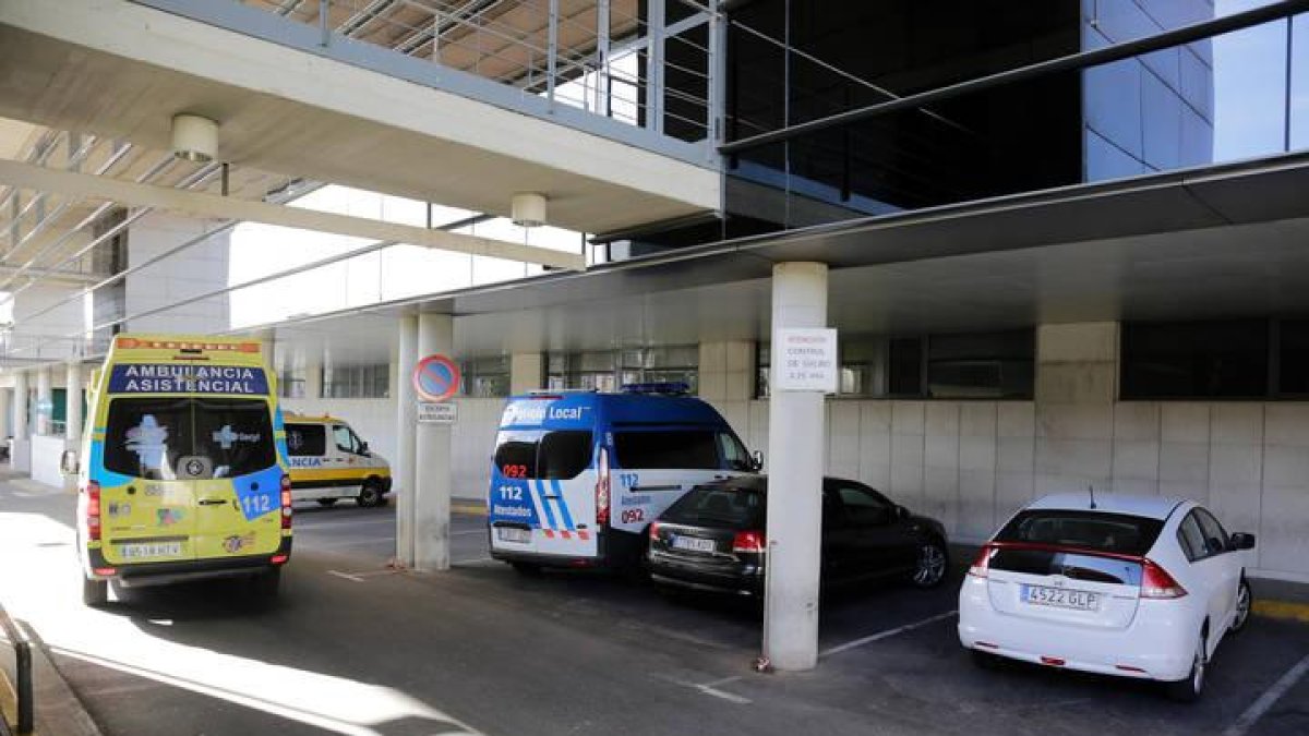 Acceso al servicio de urgencias del Hospital de León.