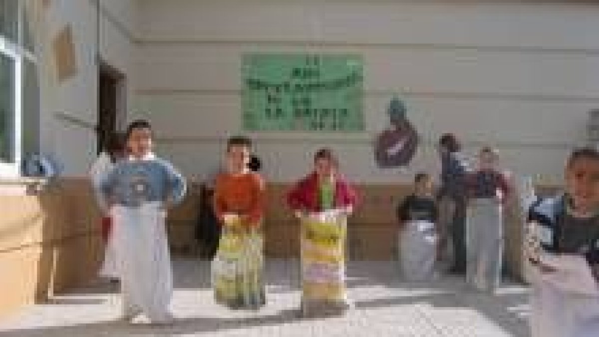 Alumnos del CRA Vega del Esla, en el transcurso del magosto