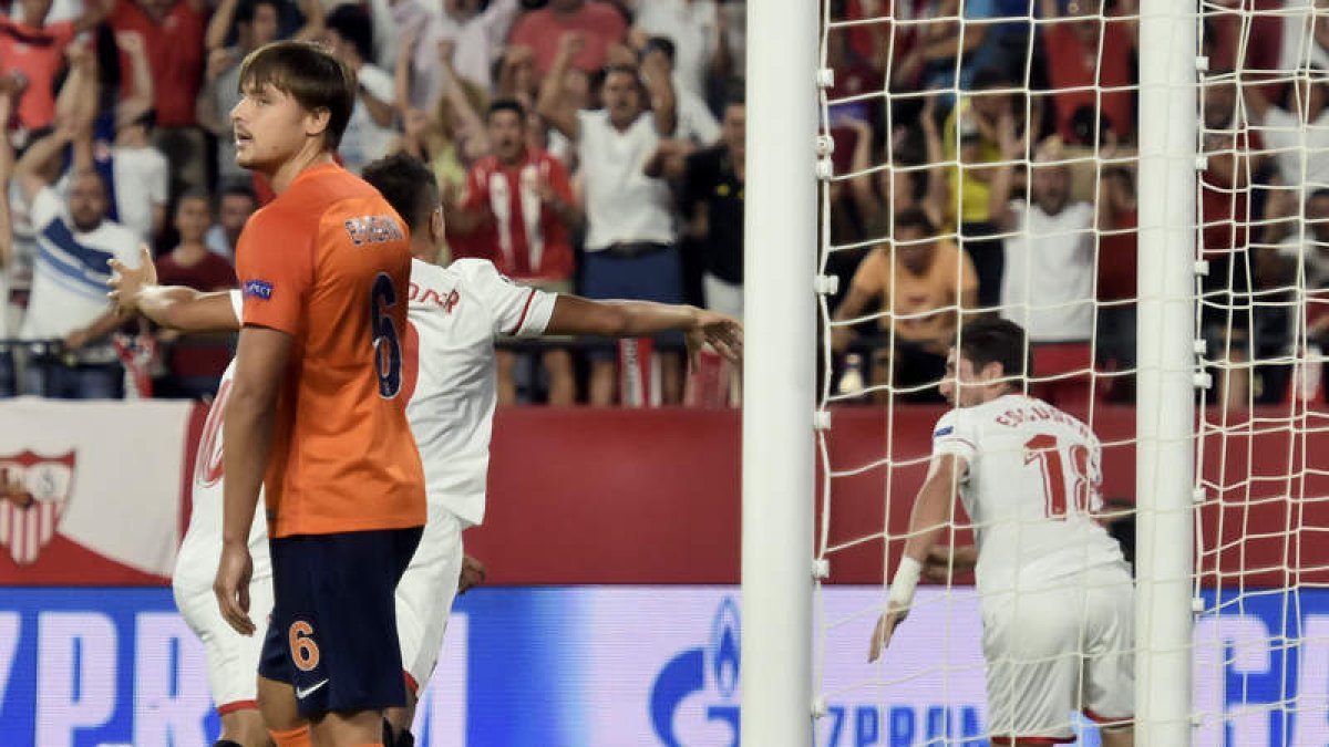 El Sevilla se mete en la fase de grupos de la Liga de Campeones tras un partido movido. RAÚL CARO