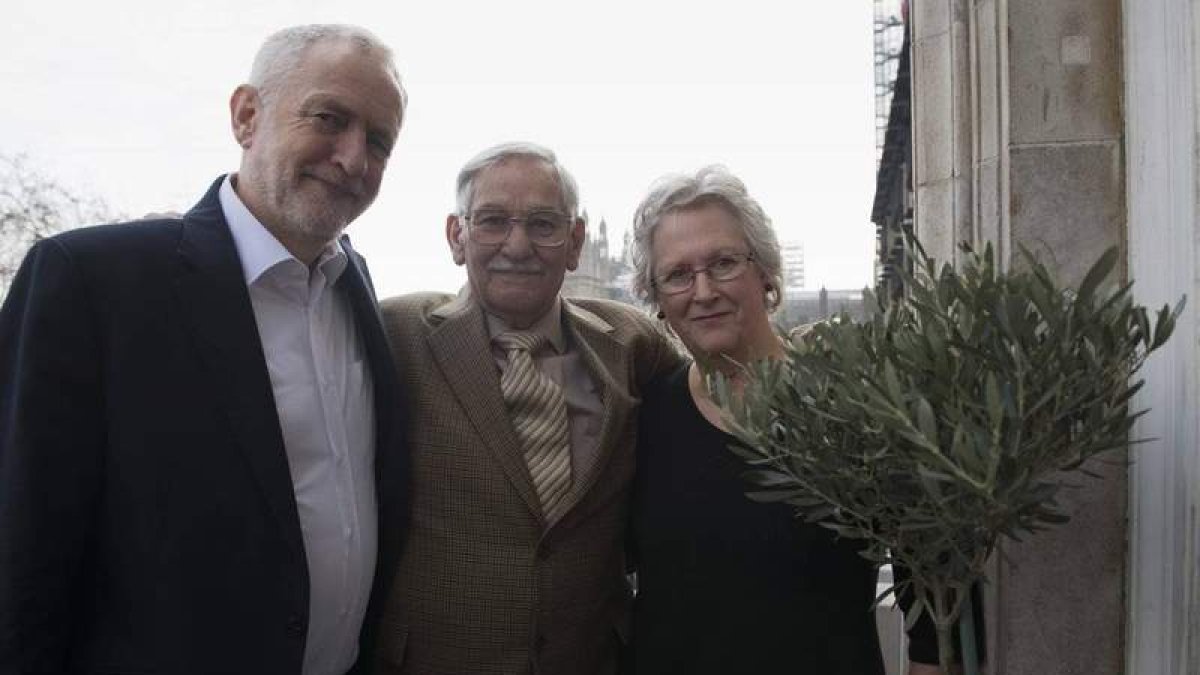 Jeremy Corbyn colgó en su Twitter esta foto con Paco Robles y Carmen Kilner, de la Basque Children Association. DL