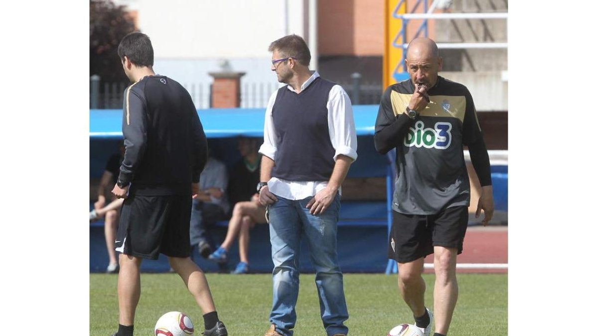 Claudio tiene muchas opciones para componer el once inicial que el domingo jugará en Jaén.