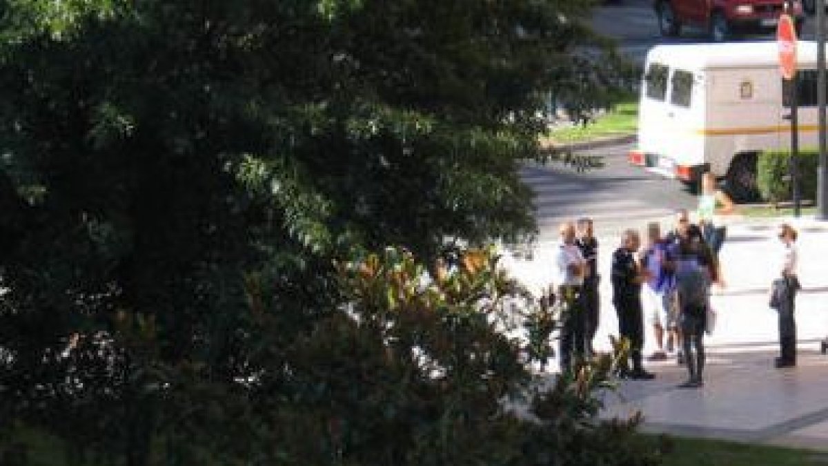 Intervención policial la semana pasada por un altercado en una calle de Ponferrada.