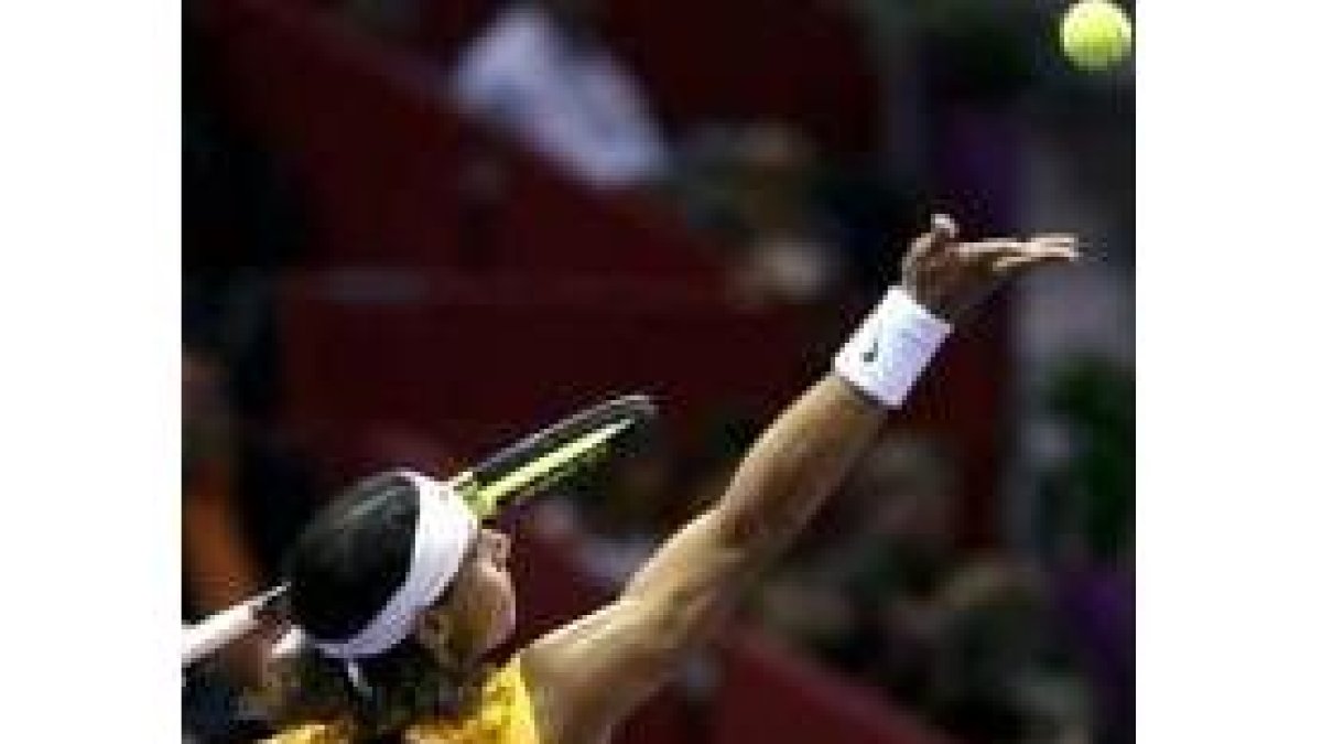 Rafael Nadal sirve una bola al alemán Haas en el partido de ayer