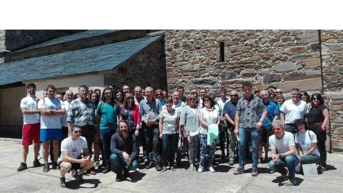 Imagen de familia de los participantes en las primeras jornadas de geología que se celebrarán hasta el jueves en Villablino. V. ARAUJO