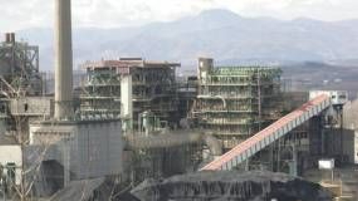 La central térmica de Compostilla, con el parque de carbones en primer término