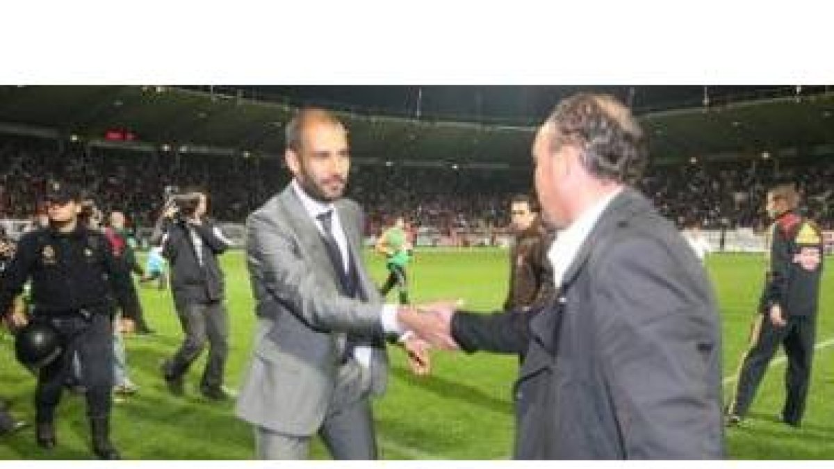 Pep Guardiola, a la izquierda, se saluda con Yosu Uribe antes del comienzo del encuentro copero entr