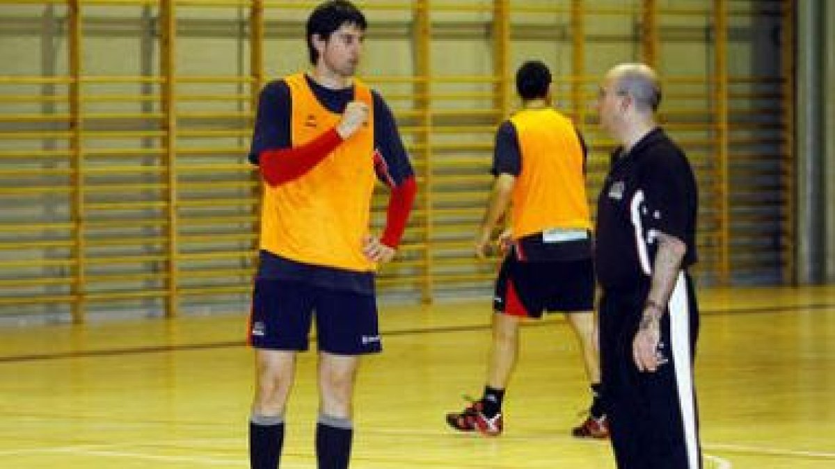 El técnico del Cleba, Diego Soto, a la izquierda, cree que su equipo llega en un buen momento a esta