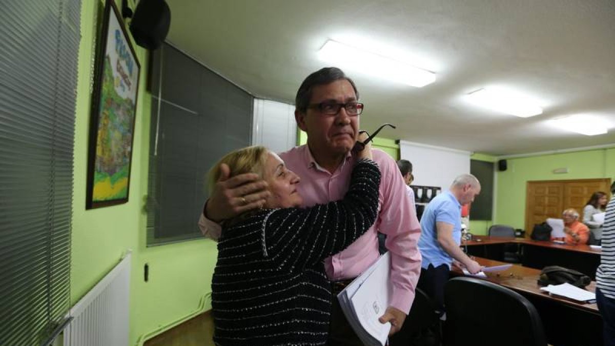 El alcalde de Cacabelos abrazado por una vecina cuando anunció su dimisión y luego la retiró en menos de una hora