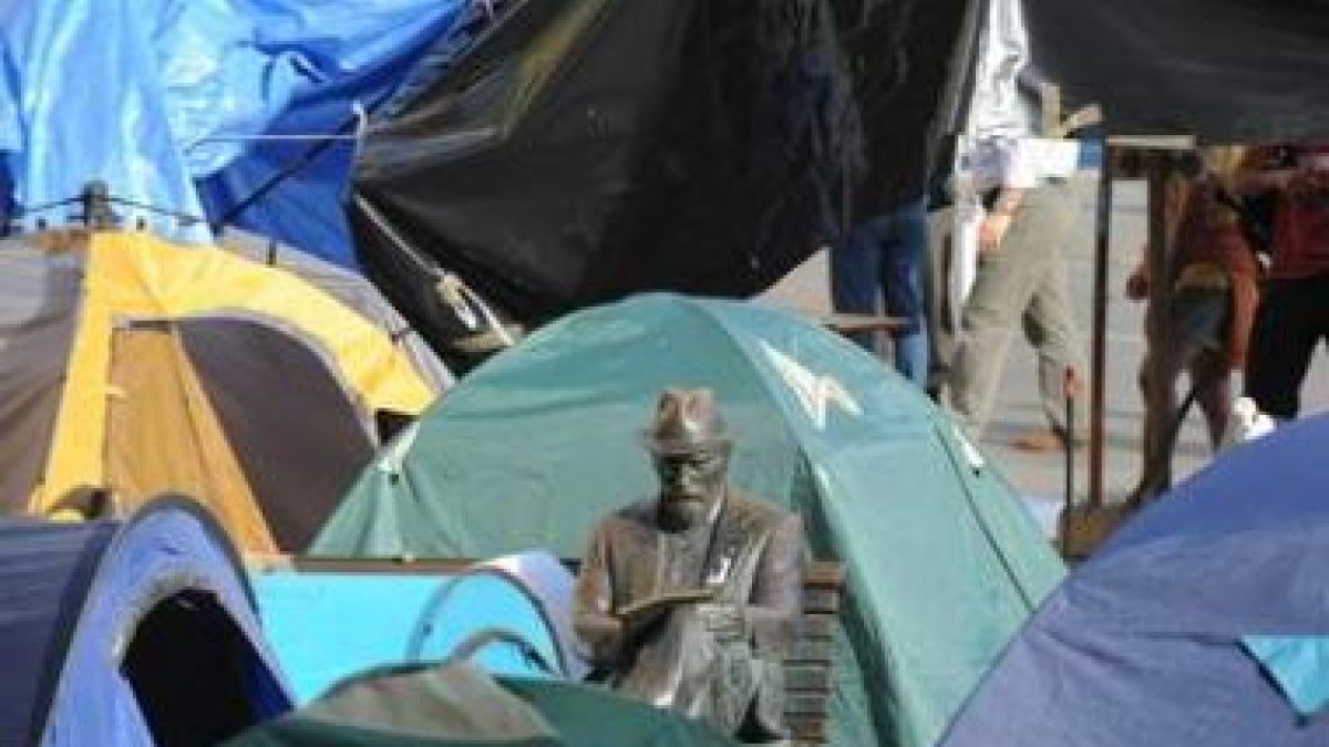 La acampada continúa en Botines tras las elecciones del domingo.