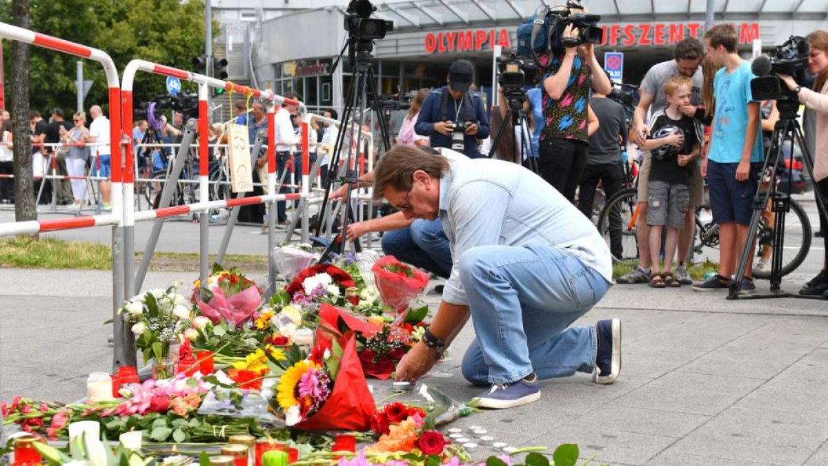 Un hombre deposita flores junto al lugar del ataque.
